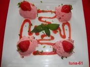 ERDBEEREIS AN SCHARFEM COULIS - Rezept