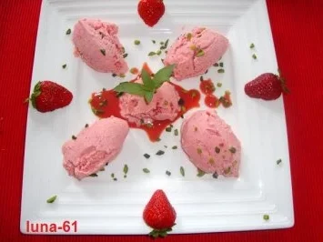 Rezept: ERDBEEREIS AN SCHARFEM COULIS Bild Nr. 2 ERDBEEREIS AN SCHARFEM COULIS - Rezept - Bild Nr. 2