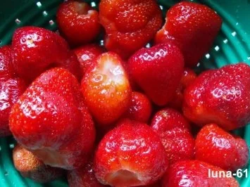 Rezept: ERDBEEREIS AN SCHARFEM COULIS Bild Nr. 3 ERDBEEREIS AN SCHARFEM COULIS - Rezept - Bild Nr. 3