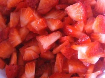 Rezept: ERDBEEREIS AN SCHARFEM COULIS Bild Nr. 8 ERDBEEREIS AN SCHARFEM COULIS - Rezept - Bild Nr. 8