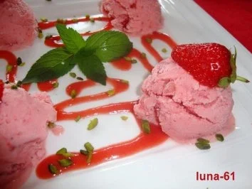 Rezept: ERDBEEREIS AN SCHARFEM COULIS Bild Nr. 12 ERDBEEREIS AN SCHARFEM COULIS - Rezept - Bild Nr. 12