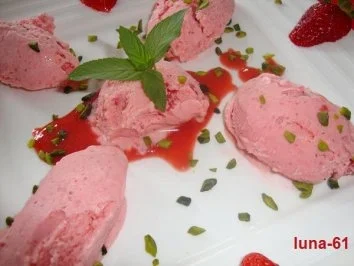 Rezept: ERDBEEREIS AN SCHARFEM COULIS Bild Nr. 13 ERDBEEREIS AN SCHARFEM COULIS - Rezept - Bild Nr. 13