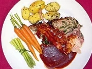 Kronenbraten 'Alter Fritz' mit glasierten Karotten und Rosmarinkartoffeln - Rezept