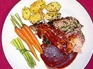 Kronenbraten 'Alter Fritz' mit glasierten Karotten und Rosmarinkartoffeln - Rezept