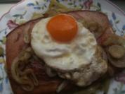 Zwiebelgemüse  auf Leberkäse - Rezept