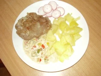 Hacksteak (Frikadelle) mit Paprika - Zwiebelsahnesoße und Pellkartoffel - Rezept