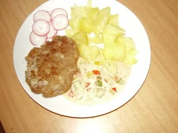 Hacksteak (Frikadelle) mit Paprika - Zwiebelsahnesoße und Pellkartoffel - Rezept - Bild Nr. 2