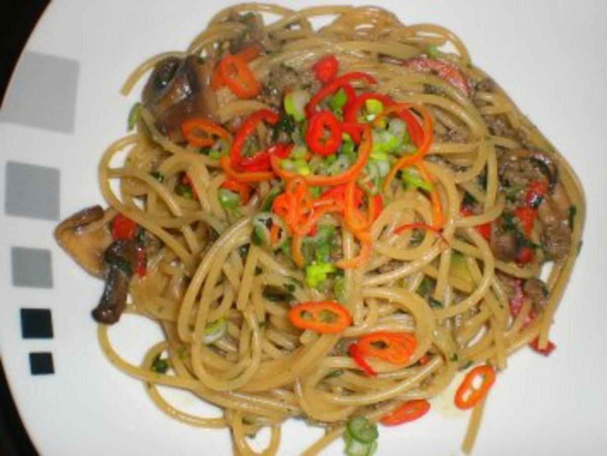 Spaghetti mit Sojasauce, Zucchini, Paprika, Spinat und Pilzen - Rezept