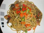 Spaghetti mit Sojasauce, Zucchini, Paprika, Spinat und Pilzen - Rezept