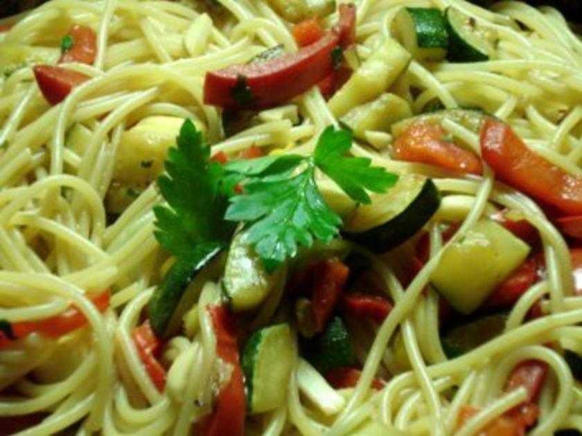 Spaghetti mit Sojasauce, Zucchini, Paprika, Spinat und Pilzen Rezept
