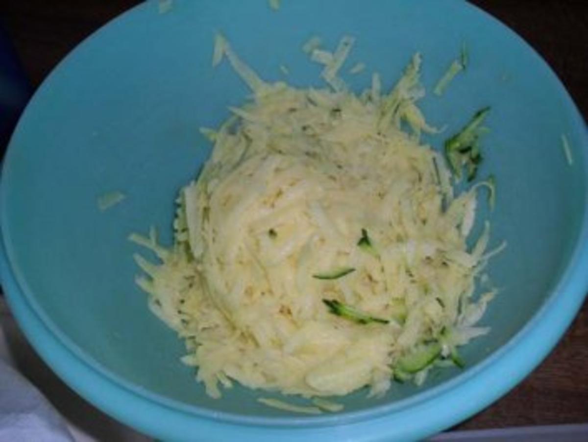 Zucchini-Kartoffelkuchen mit Katenschinken und Kräutern - Rezept - Bild Nr. 4