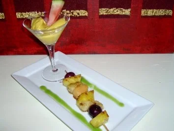 Flambierter Fruchtspieß mit Kiwisosse und Mangoeis - Rezept