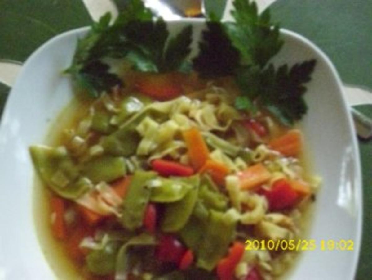 Suppe : Asiatische Köstlichkeit mit frischem Gemüse als Eintopf - Rezept - Bild Nr. 2
