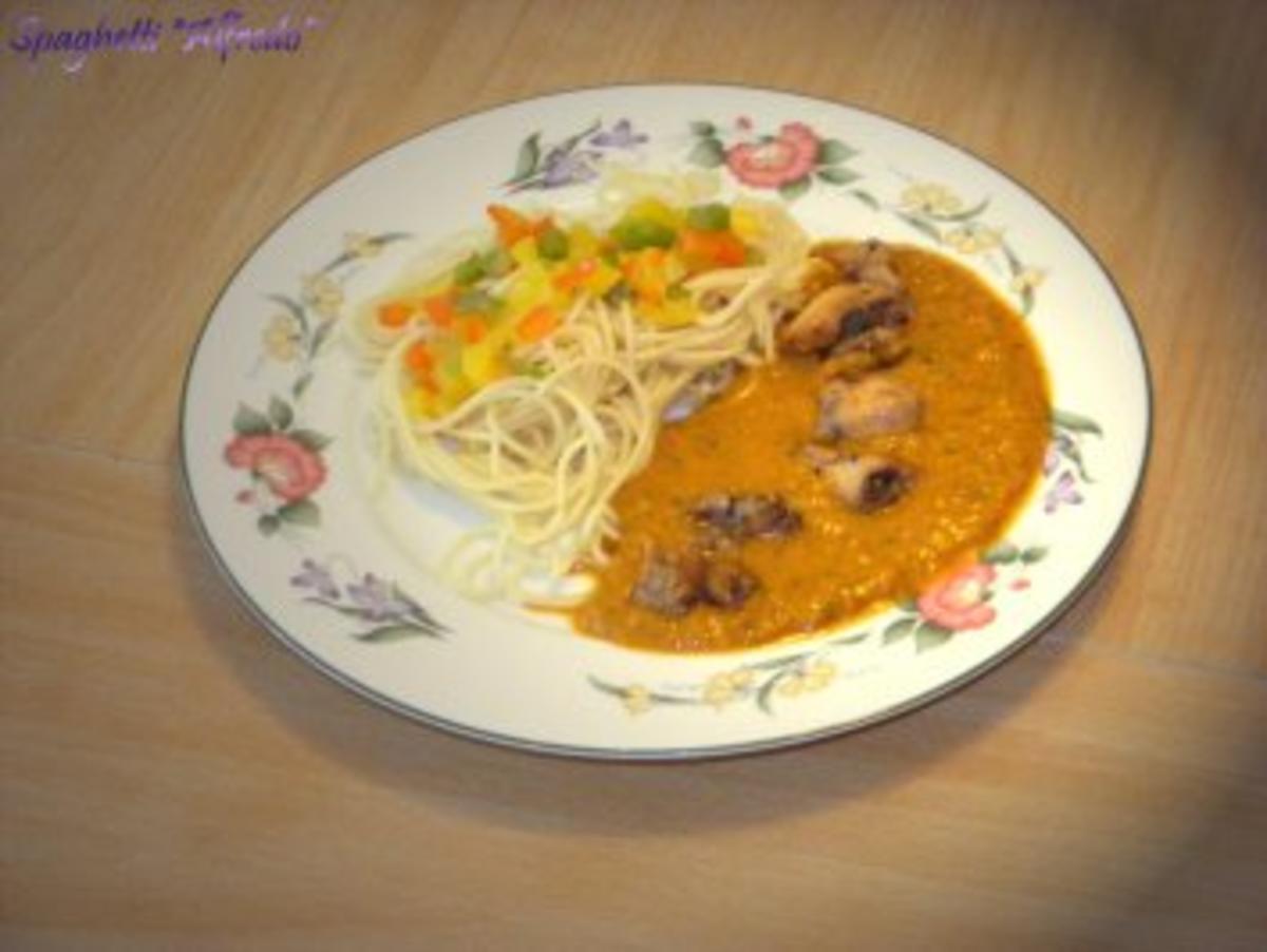 Spaghetti "Alfredo" mit Hähnchenbrustfilet in Italienische Tomaten-Kräutersoße - Rezept