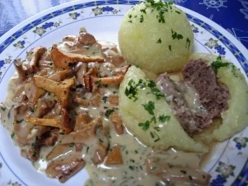 Rezept: Knödel mit Rinderhack gefüllt Knödel mit Rinderhack gefüllt - Rezept