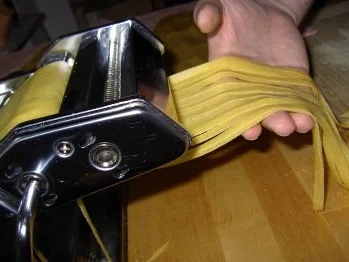 Rezept: Gepfefferte Hähnchenbrüste mit selbstgemachter Tagiatelle und Zuckerschoten Bild Nr. 5 Gepfefferte Hähnchenbrüste mit selbstgemachter Tagiatelle und Zuckerschoten - Rezept - Bild Nr. 5