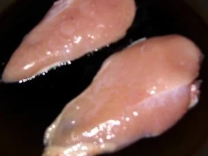 Rezept: Gepfefferte Hähnchenbrüste mit selbstgemachter Tagiatelle und Zuckerschoten Bild Nr. 7 Gepfefferte Hähnchenbrüste mit selbstgemachter Tagiatelle und Zuckerschoten - Rezept - Bild Nr. 7