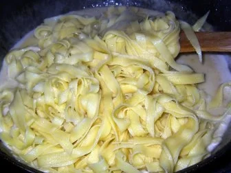 Rezept: Gepfefferte Hähnchenbrüste mit selbstgemachter Tagiatelle und Zuckerschoten Bild Nr. 10 Gepfefferte Hähnchenbrüste mit selbstgemachter Tagiatelle und Zuckerschoten - Rezept - Bild Nr. 10