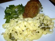 Gepfefferte Hähnchenbrüste mit selbstgemachter Tagiatelle und Zuckerschoten - Rezept