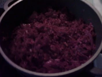 Wurstgulasch mit Rotkohl und Salzkartoffeln  - für das ganz schnelle Mittagsmahl - Rezept - Bild Nr. 4