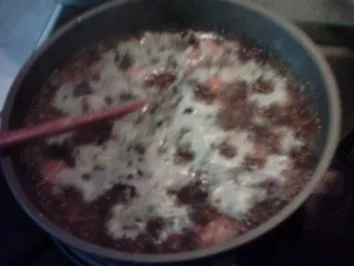 Wurstgulasch mit Rotkohl und Salzkartoffeln  - für das ganz schnelle Mittagsmahl - Rezept - Bild Nr. 3