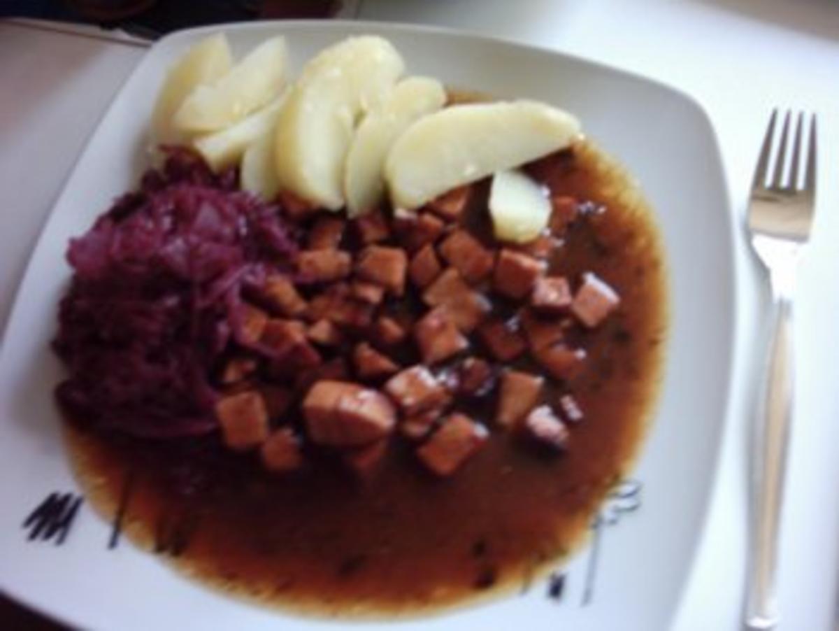 Wurstgulasch mit Rotkohl und Salzkartoffeln  - für das ganz schnelle Mittagsmahl - Rezept - Bild Nr. 5