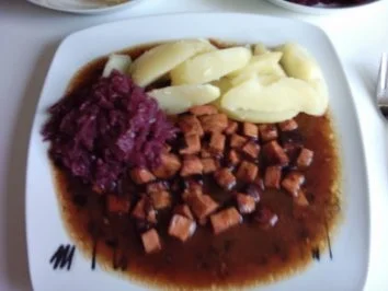Wurstgulasch mit Rotkohl und Salzkartoffeln  - für das ganz schnelle Mittagsmahl - Rezept - Bild Nr. 6
