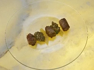 Heiße Datteln im Speckmantel auf süßem Pesto - Rezept