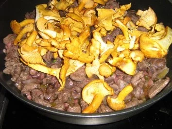 Rehragout mit Pfifferlingen an Semmelknödel - Rezept - Bild Nr. 4