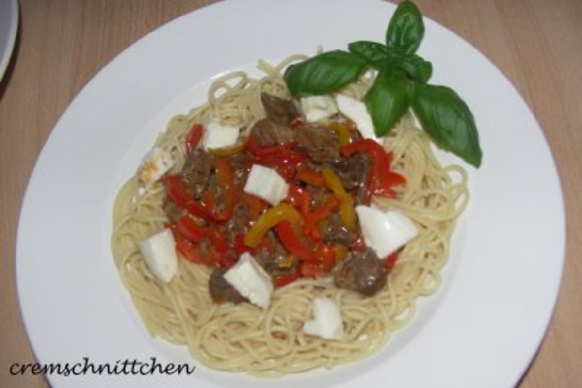 Spaghetti mit Rindfleisch und Paprikasoße - Rezept