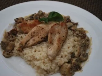 Hähnchenbruststreifen mit Champignon-Gorgonzola-Rahm und Risotto - Rezept - Bild Nr. 2