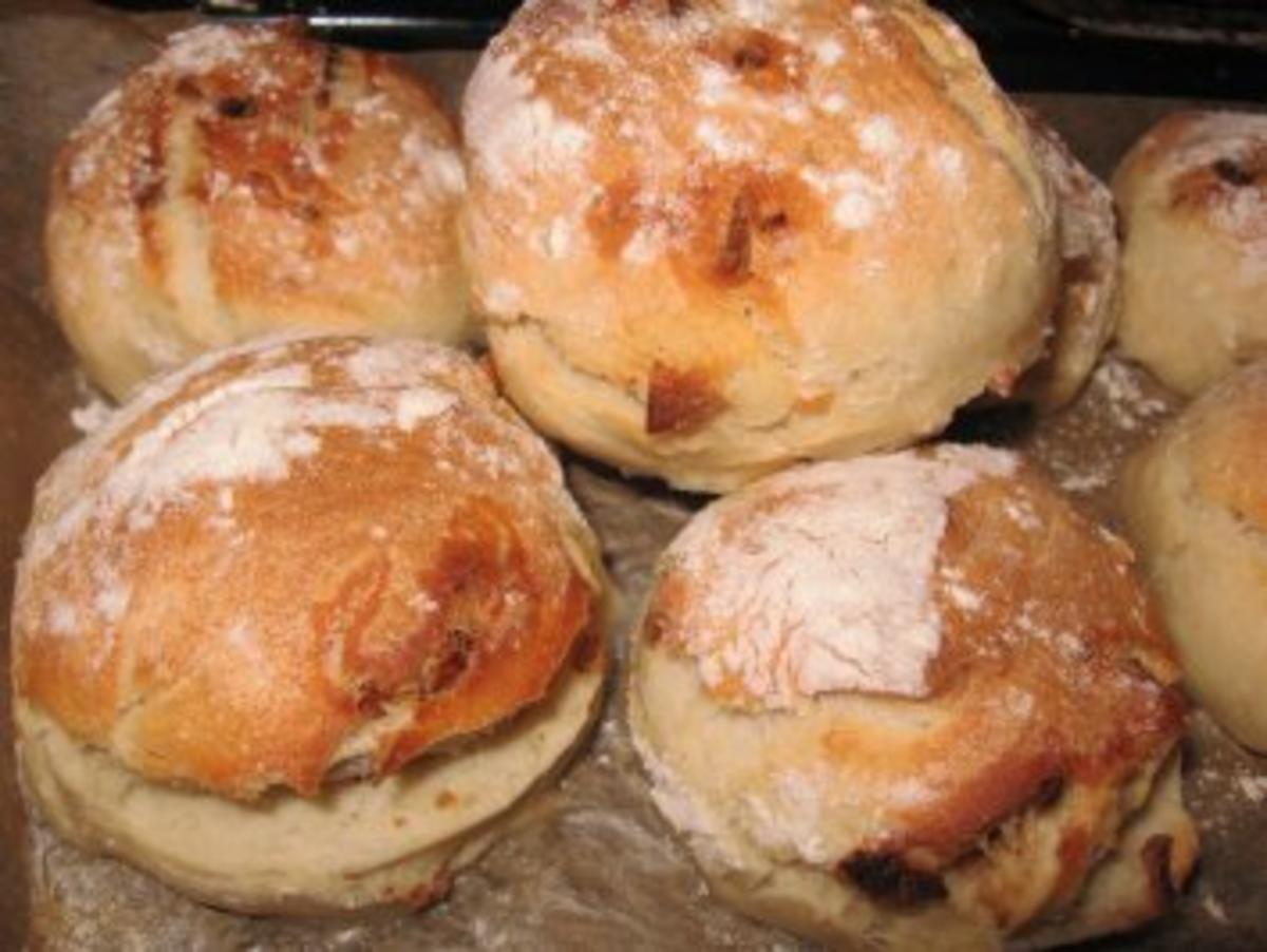 Röstzwiebelbrötchen mit Buttermilch - Rezept