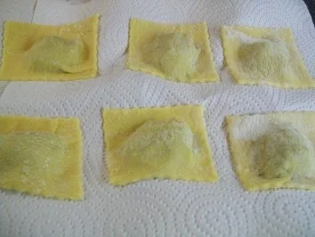 Estragon-Maispoularde zu Edelpilzravioli an einer Beurre blanc - Rezept - Bild Nr. 5