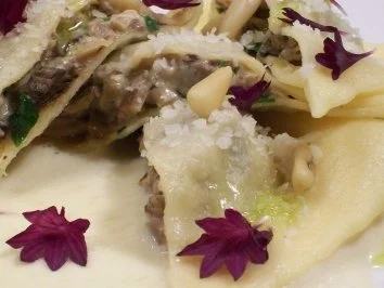 Estragon-Maispoularde zu Edelpilzravioli an einer Beurre blanc - Rezept - Bild Nr. 10