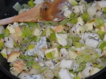 Poreequiche mit Birnen und Edelpilzkäse - Rezept - Bild Nr. 6