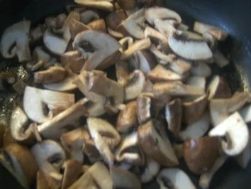 Hähnchenbrust in Pilzrahm-Soße  grünen Nudeln  und - Rezept - Bild Nr. 3