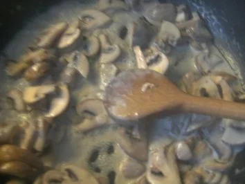 Hähnchenbrust in Pilzrahm-Soße  grünen Nudeln  und - Rezept - Bild Nr. 4