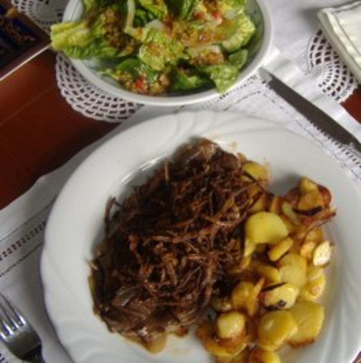 Bilder für Wiener Zwiebelrostbraten mit Bratkartoffeln und gem.Salat - Rezept