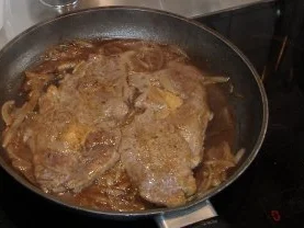 Wiener Zwiebelrostbraten mit Bratkartoffeln und gem.Salat - Rezept - Bild Nr. 3