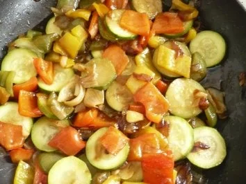 Rezept: Hähnchenfilet mit Zucchini - Paprika- Gemüse Bild Nr. 4 Hähnchenfilet mit Zucchini - Paprika- Gemüse - Rezept - Bild Nr. 4