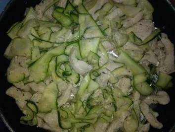 Rezept: Putenfilet mit Zucchininudeln Putenfilet mit Zucchininudeln - Rezept