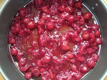 Rezept: Schwarzwälder Kirschtorte Bild Nr. 4 Schwarzwälder Kirschtorte - Rezept - Bild Nr. 4