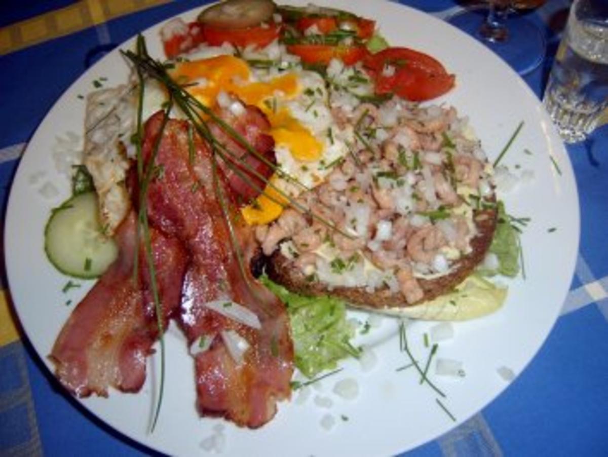 Krabbenbrot mit Spiegelei, Speck und Salat - Rezept