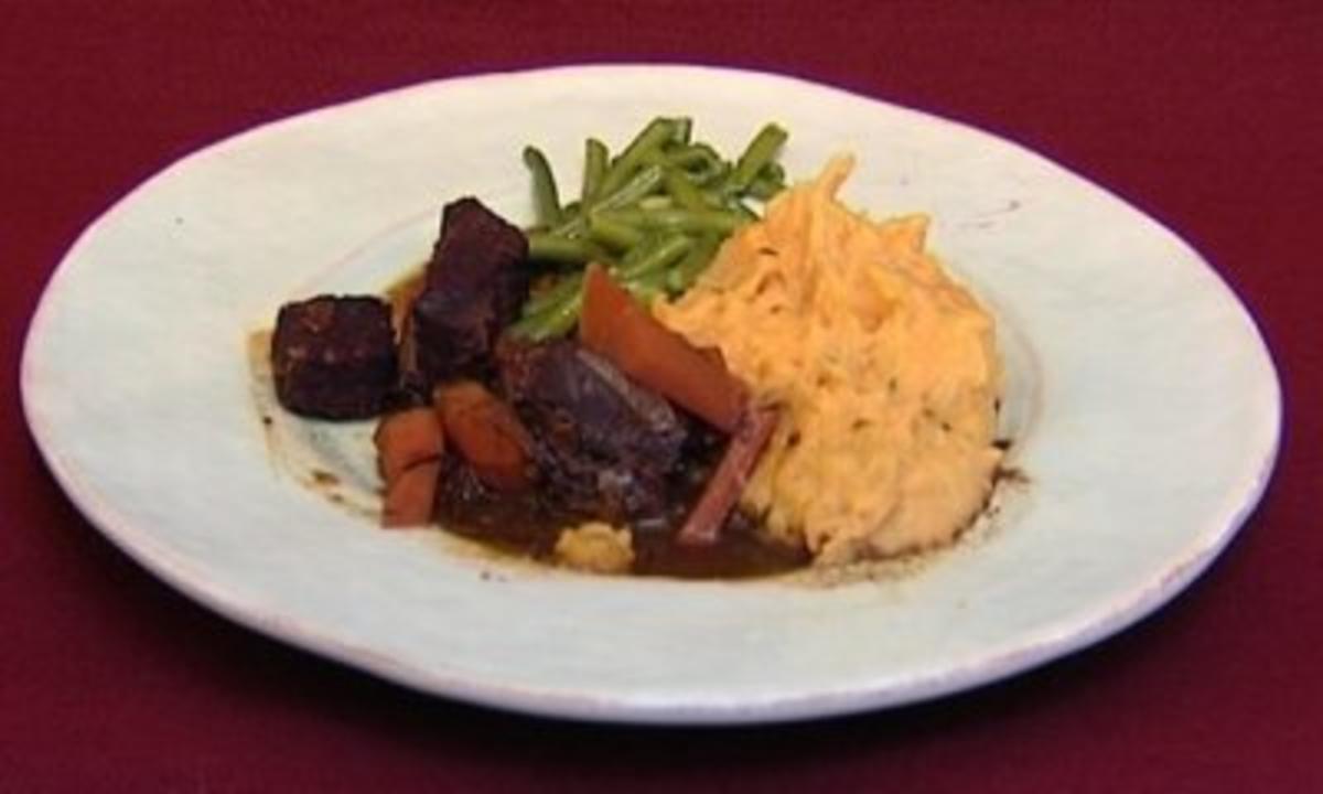 Feines Rindsgulasch mit Kartoffelstampf und Prinzessbohnen (Reiner
Schöne) - Rezept Gesendet von Das perfekte Promi Dinner