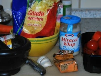 Käse-Knobi-Bombe auf Tomaten - Rezept - Bild Nr. 2