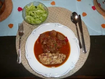 Rezept: Schwein - Gemüsegulasch vom Schwein mit Semmelkloß Schwein - Gemüsegulasch vom Schwein mit Semmelkloß - Rezept