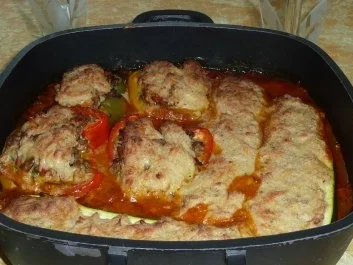 Gemüse: Gefüllte Paprika und Zucchini auf Tomatensoße - Rezept