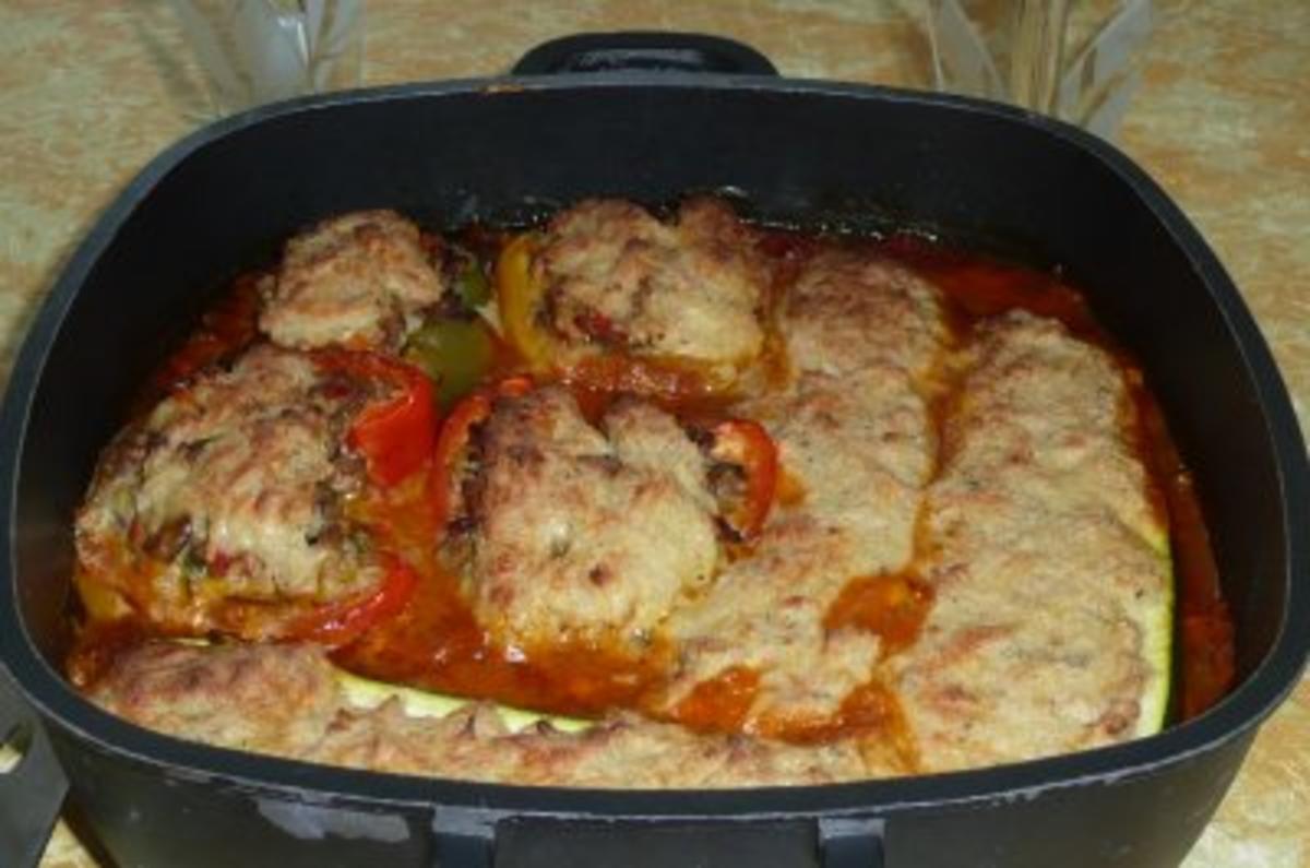 Gemüse: Gefüllte Paprika und Zucchini auf Tomatensoße - Rezept - kochbar.de