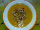 Cremige Kürbissuppe mit Knoblauch-Croûtons - Rezept