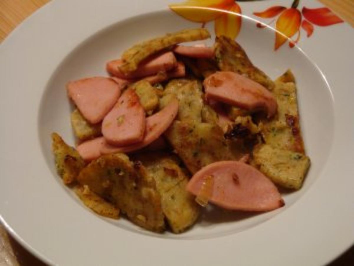 G'röstl aus Semmelknödeln, Wurst und Zwiebeln - Rezept